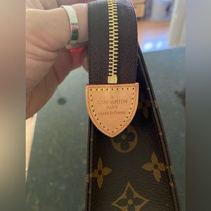 Louis Vuitton Toiletry 19 Bag / Pouch